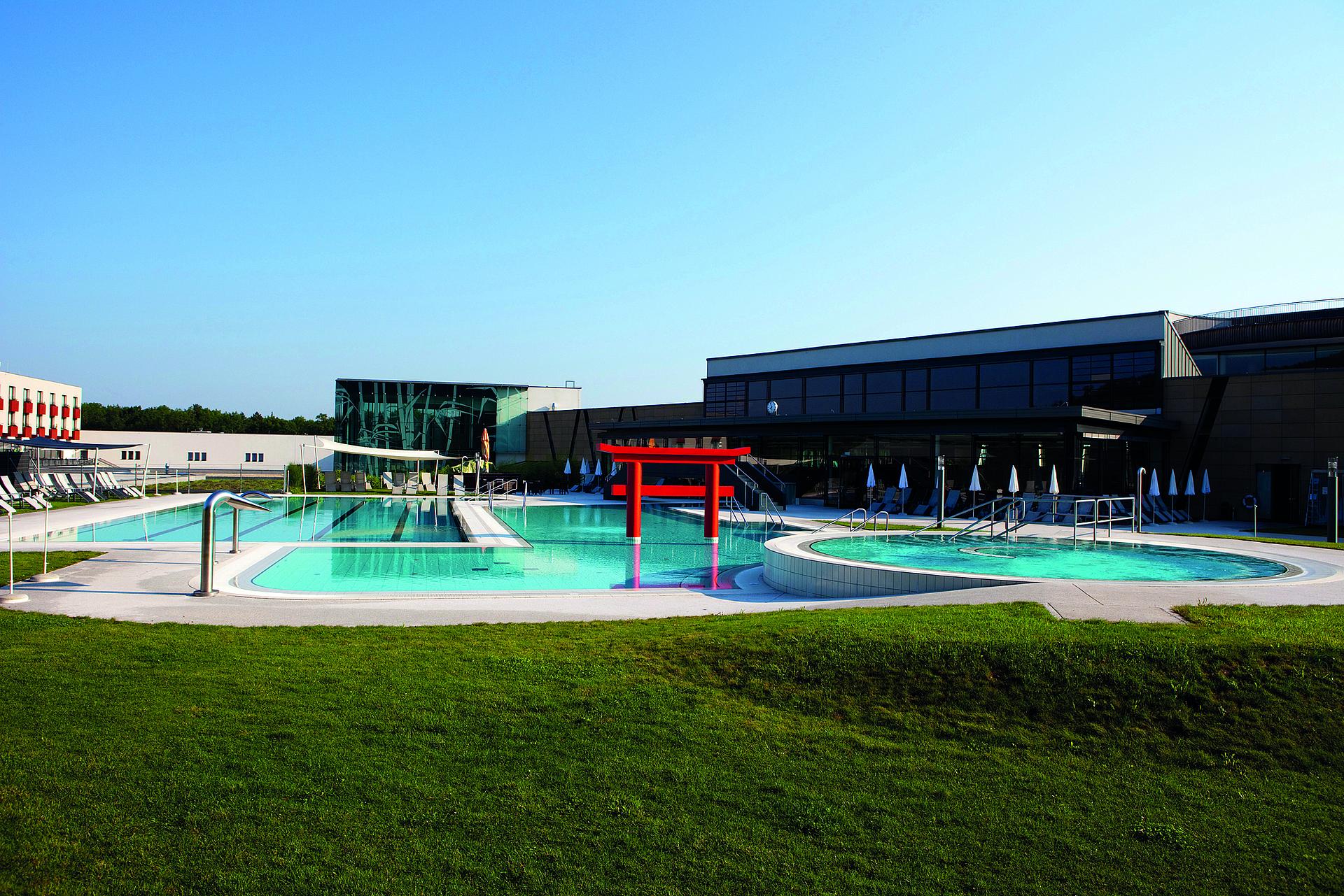 Poollandschaft mit Garten herum