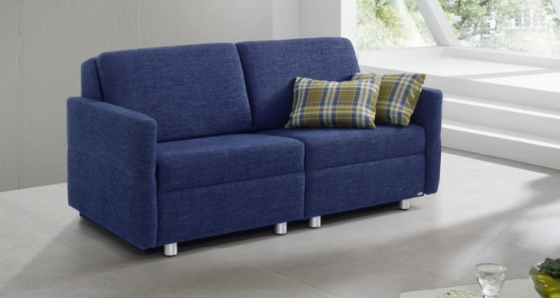 blaues Sofa mit braunen Polstern