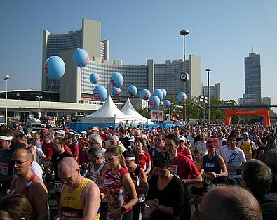 Die Sportlerinnen und Sportler laufen an Sehenswürdigkeiten vorbei