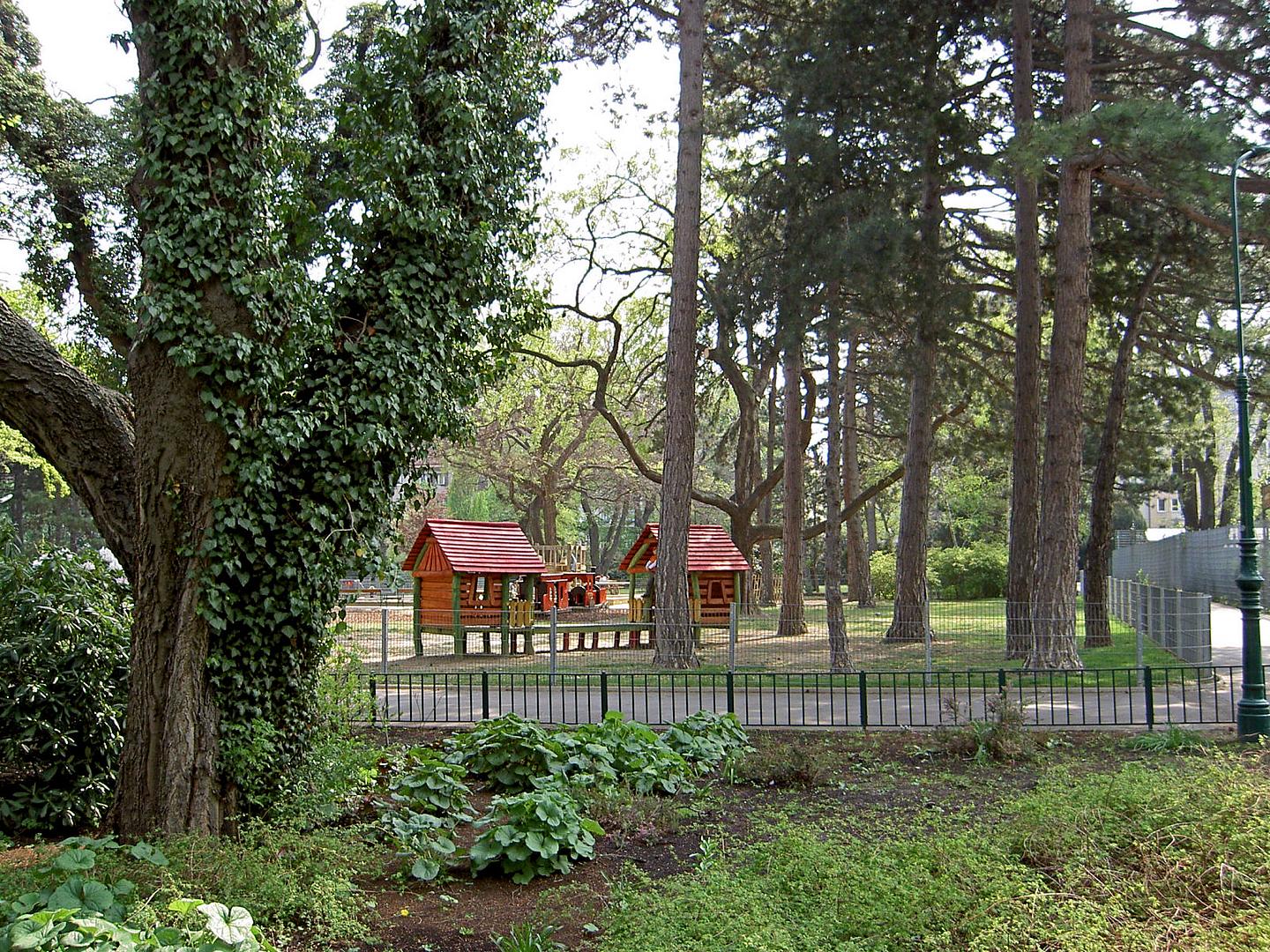 Währinger Park: Spielplatz mit zwei kleinen Häuschen