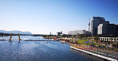 Neue Donau mit Brücke und Ufergelände Copa Beach Wien