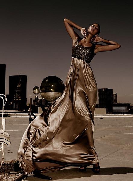 Ballkleid mit glänzendem Rock und glitzerndem Oberteil von Callisti Wien