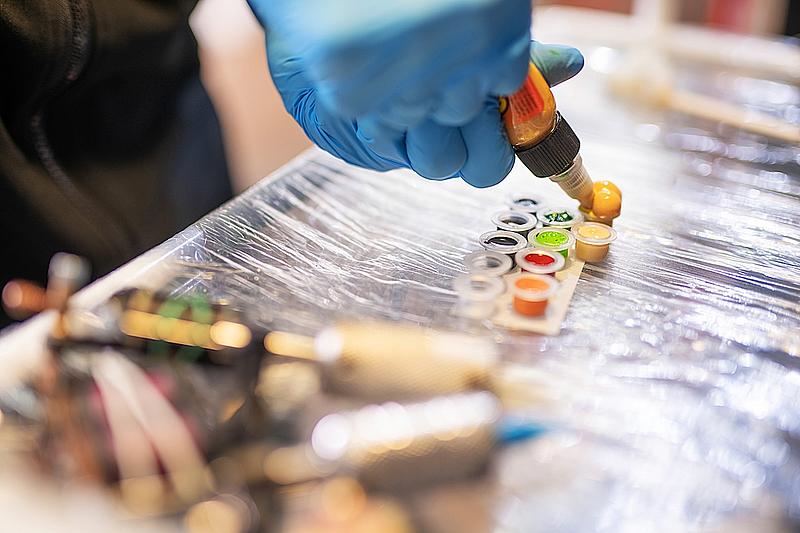 Großaufnahme bei der Vorbereitung von Tattoo Farben