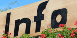 Holzschild mit der Beschriftung "Info"