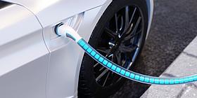 Ladekabel mit grafischer Darstellung des Stroms in einem weißen E-Auto