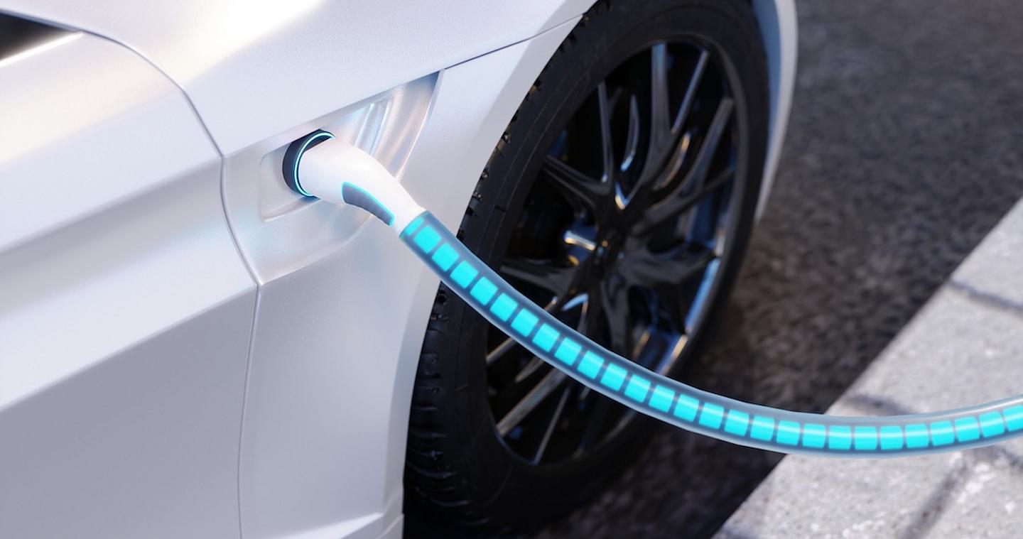 Ladekabel mit grafischer Darstellung des Stroms in einem weißen E-Auto