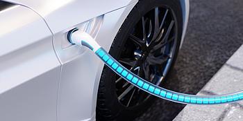 Ladekabel mit grafischer Darstellung des Stroms in einem weißen E-Auto