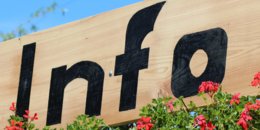 Holzschild mit der Beschriftung "Info"