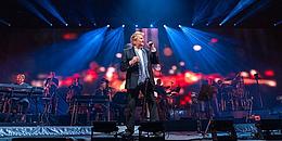 Howard Carpendale singt auf der Bühne mit Mikrofon in der Hand