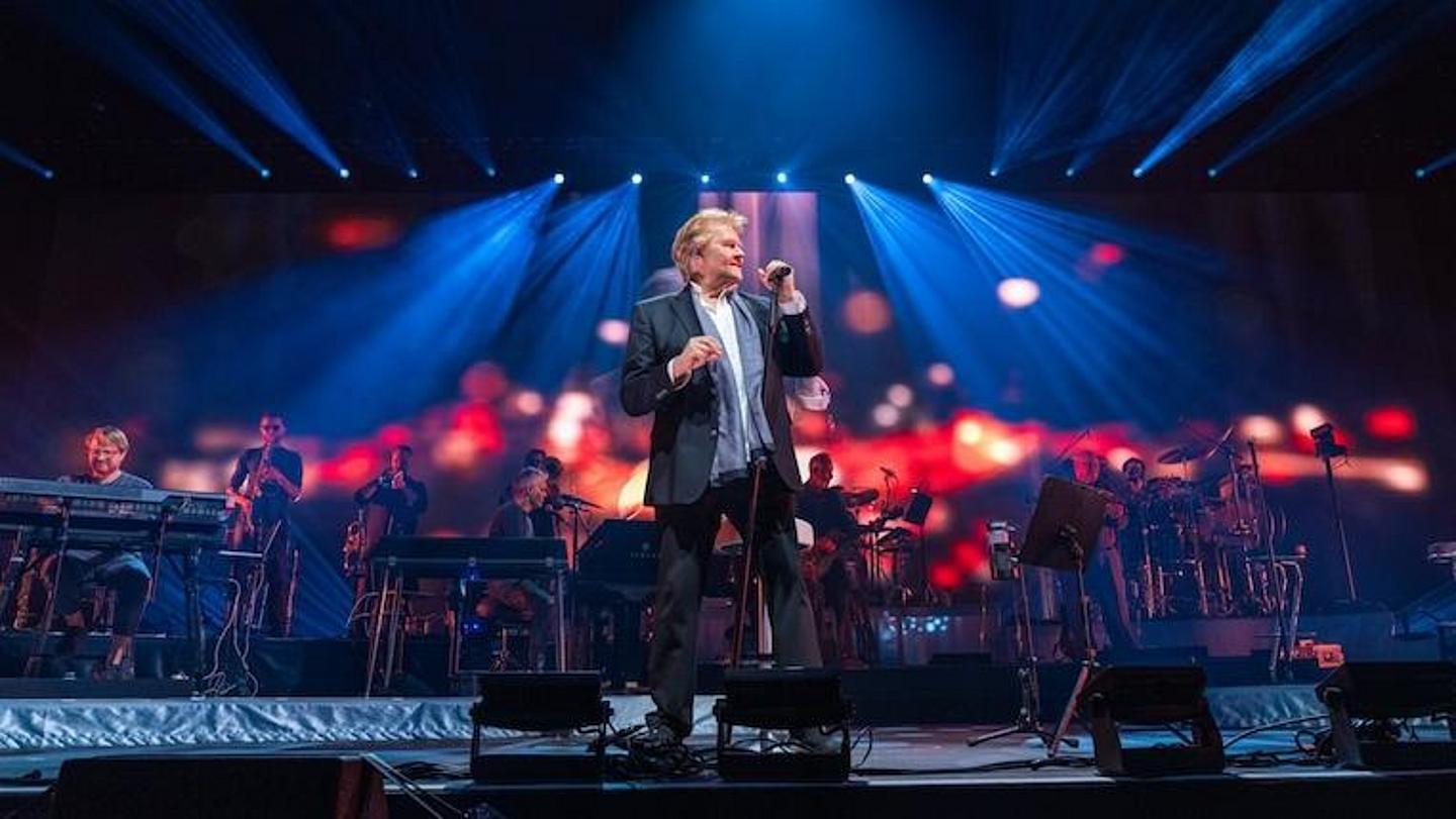 Howard Carpendale singt auf der Bühne mit Mikrofon in der Hand