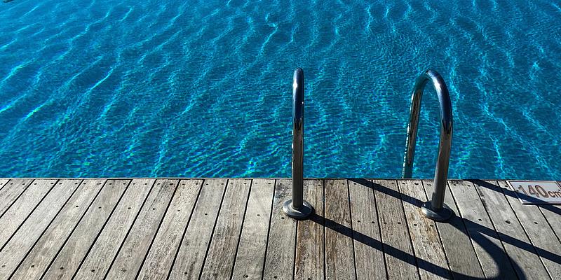 Ab geht's ins kühle Nass! Steg, Schwimmbad
