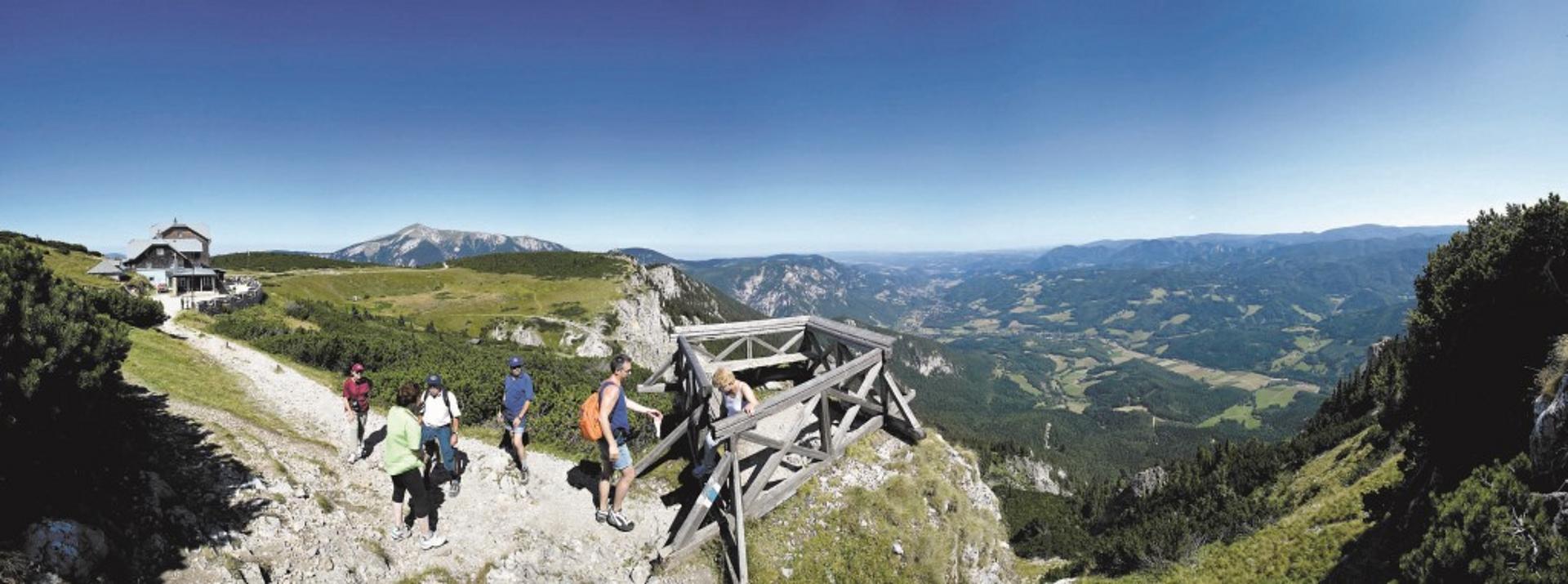 Panorama Ansicht von der Rax aus. Einige Wanderer genießen die Aussicht 