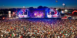 Bühne mit über 1000 Fans davor bei Nacht
