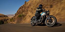 Triumph Speed Twin 900 fahrend in Kurve