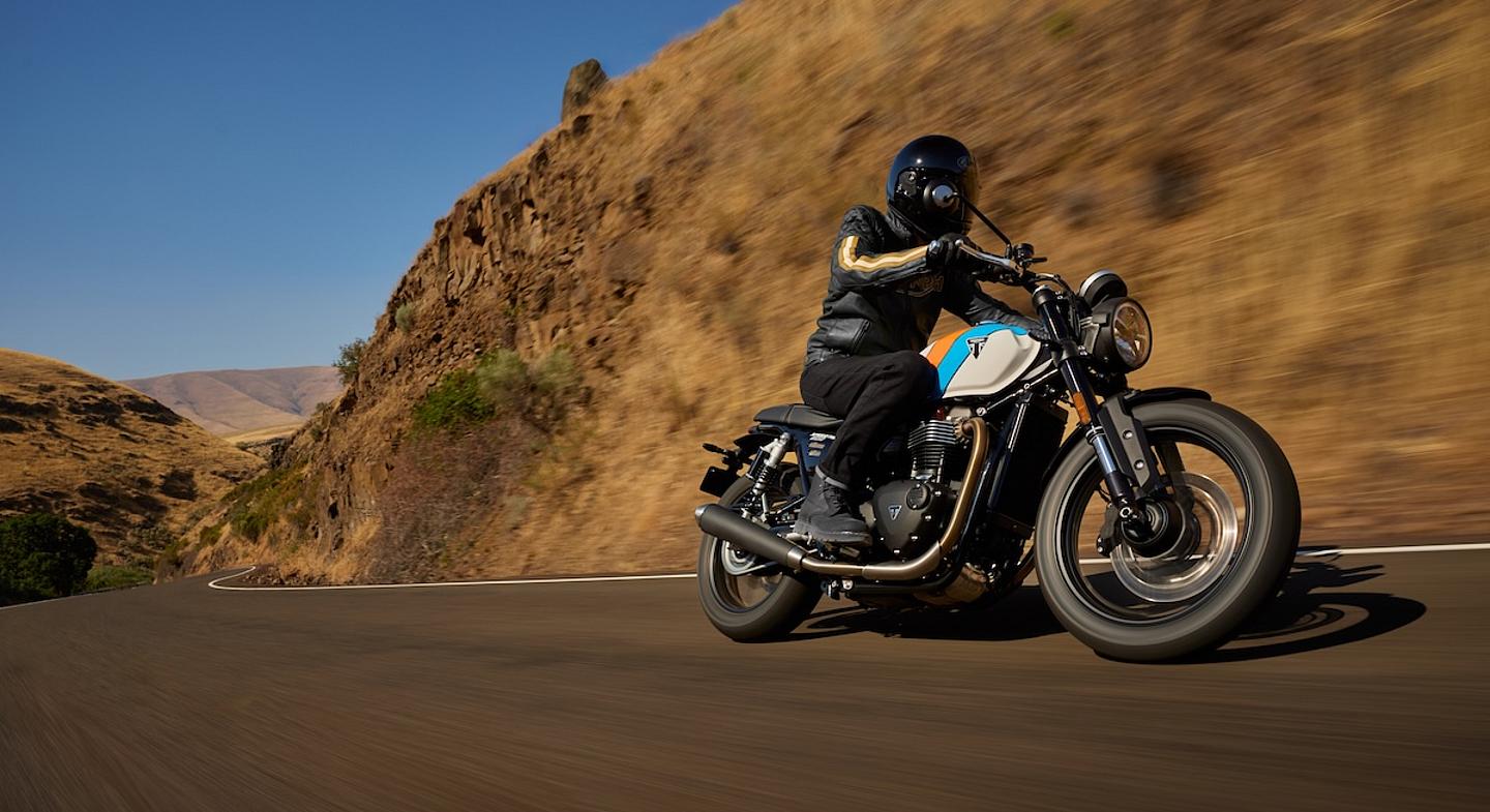 Triumph Speed Twin 900 fahrend in Kurve