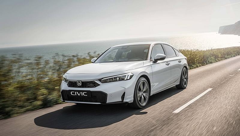 Honda Civic e:HEV 2025 auf Küstenstraße