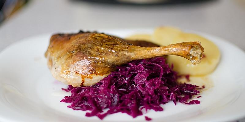 Gänsekeule auf Rotkraut mit Knödel