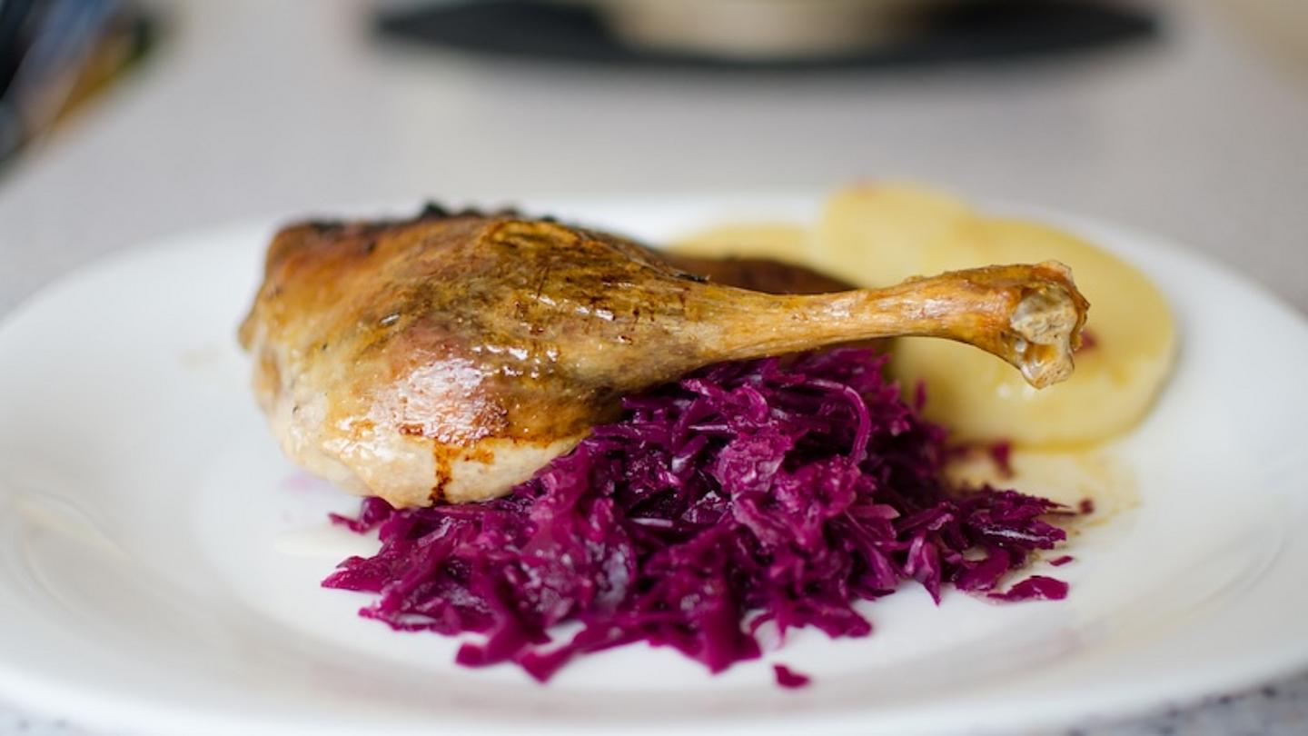 Gänsekeule auf Rotkraut mit Knödel