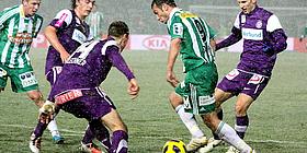 Wiener Derby Spieler in violetten und in grünweißen Trikots kämpfen um den Ball