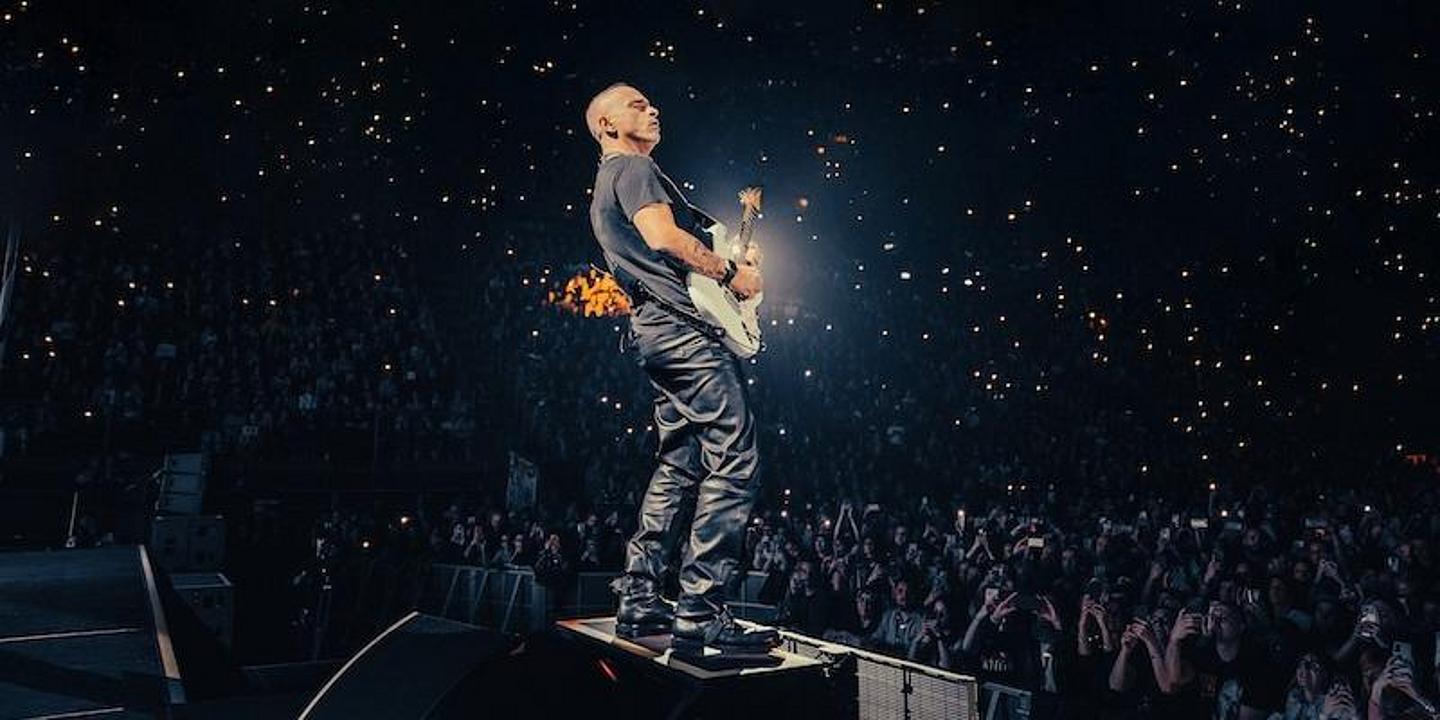 Eros Ramazzotti auf der Bühne mir einer E-Gitarre