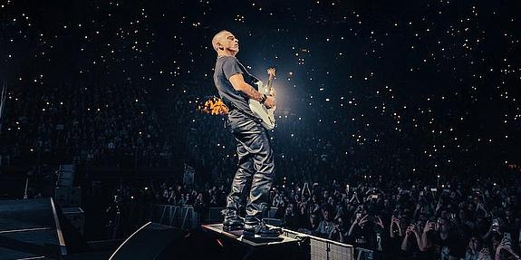 Eros Ramazzotti auf der Bühne mir einer E-Gitarre