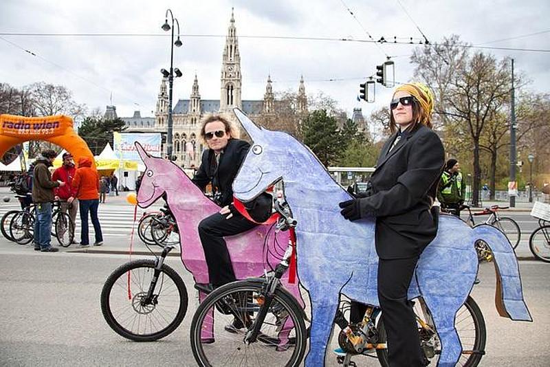 Zwei Frauen haben ihre Räder als Pferde verkleidet
