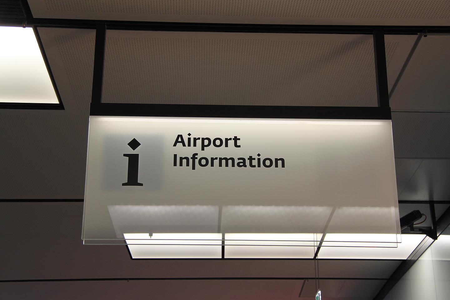 Schild weiß hängend mit schwarzer Aufschrift Airport Information