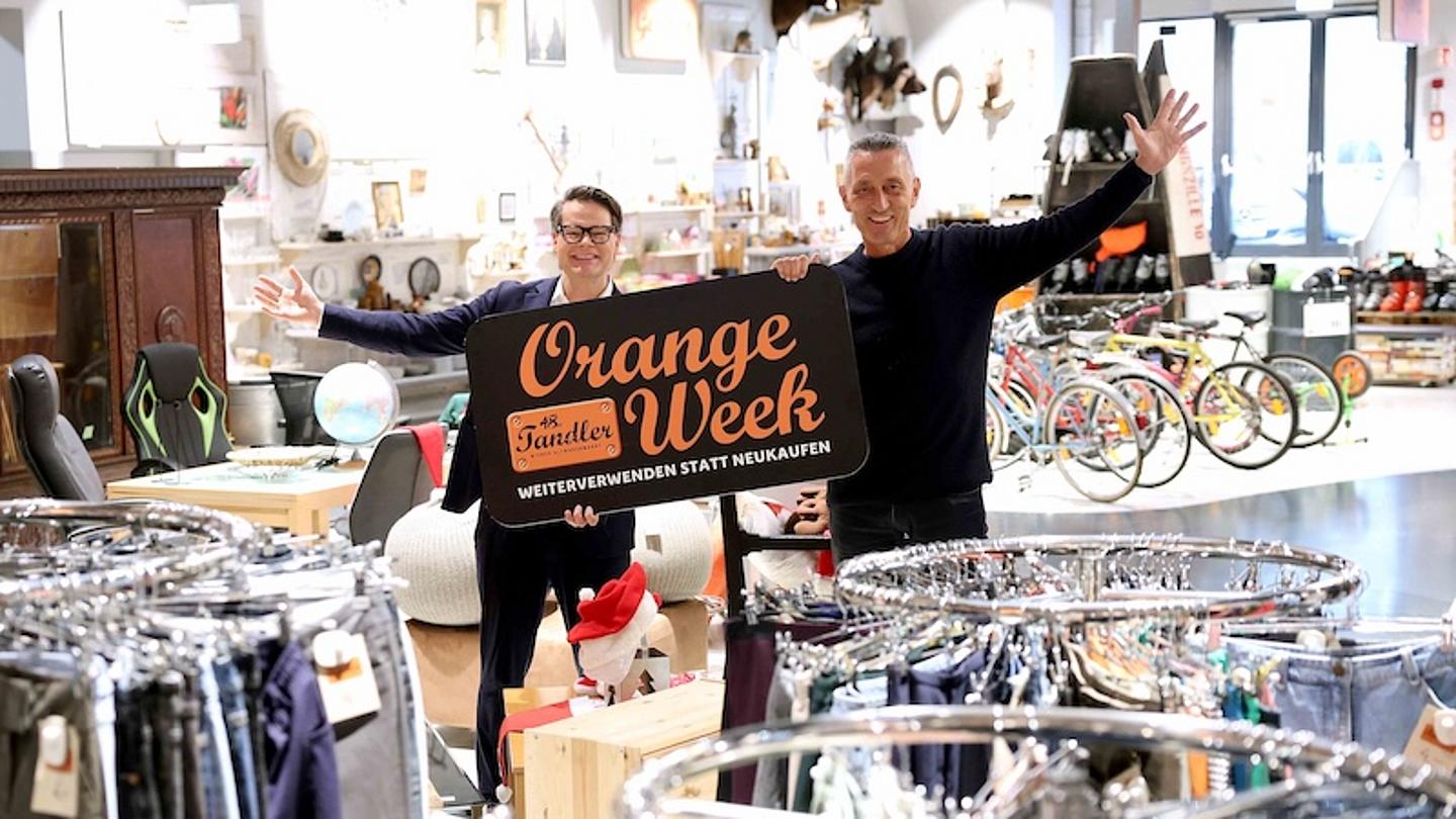 Klimastadtrat Jürgen Czernohorszky und Abteilungsleiter Josef Thon im 48er-Tandler. 