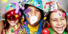 Kinder mit Hüten in Faschingslaune