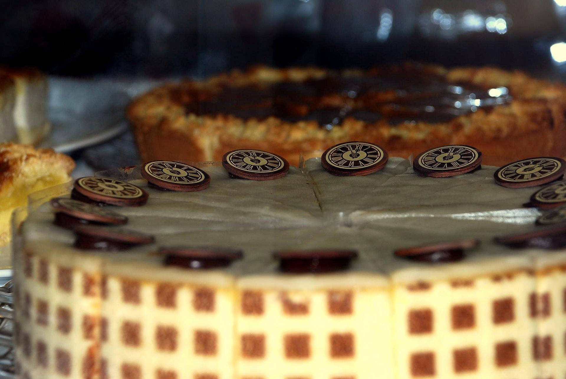 Die Concorida Torte in der Kuchenvitrine im Concoria Schlössl
