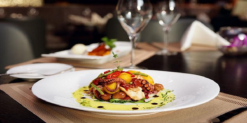 Oktopusgericht auf weißem Teller in Restaurant