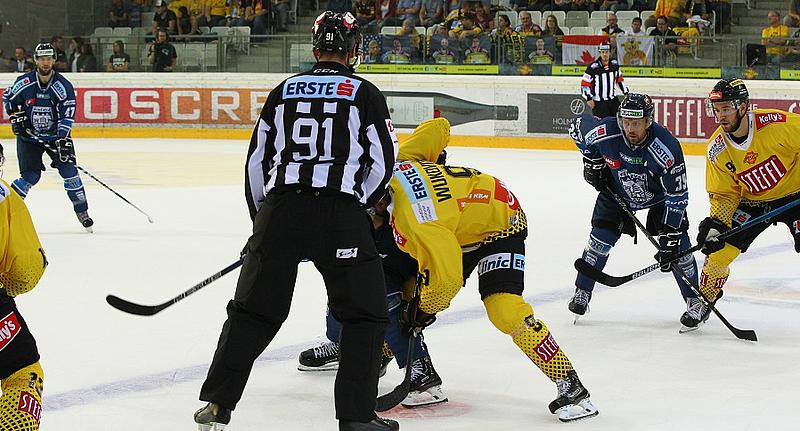 Eishockeyspieler auf dem Eis