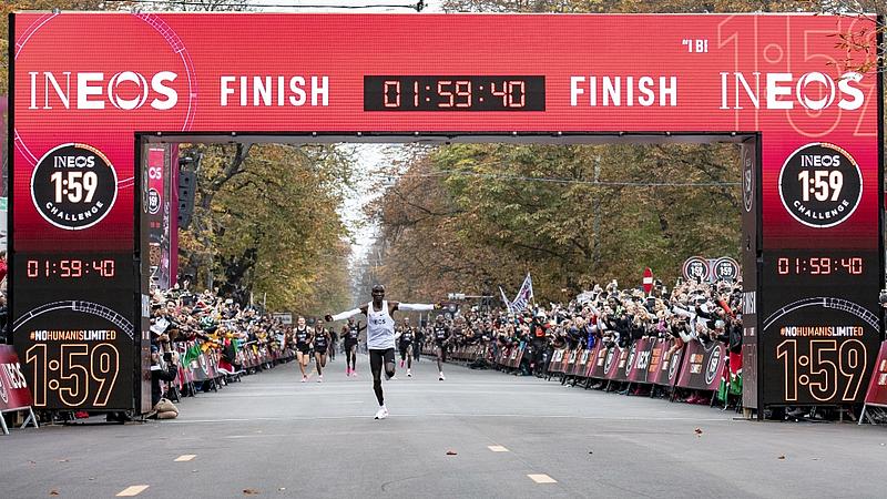 Eliud Kipchoge überquert die Ziellinie