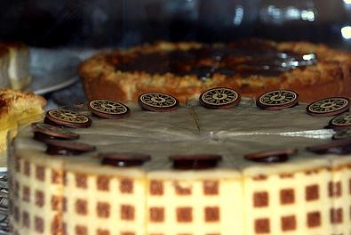 Die Concorida Torte in der Kuchenvitrine im Concoria Schlössl