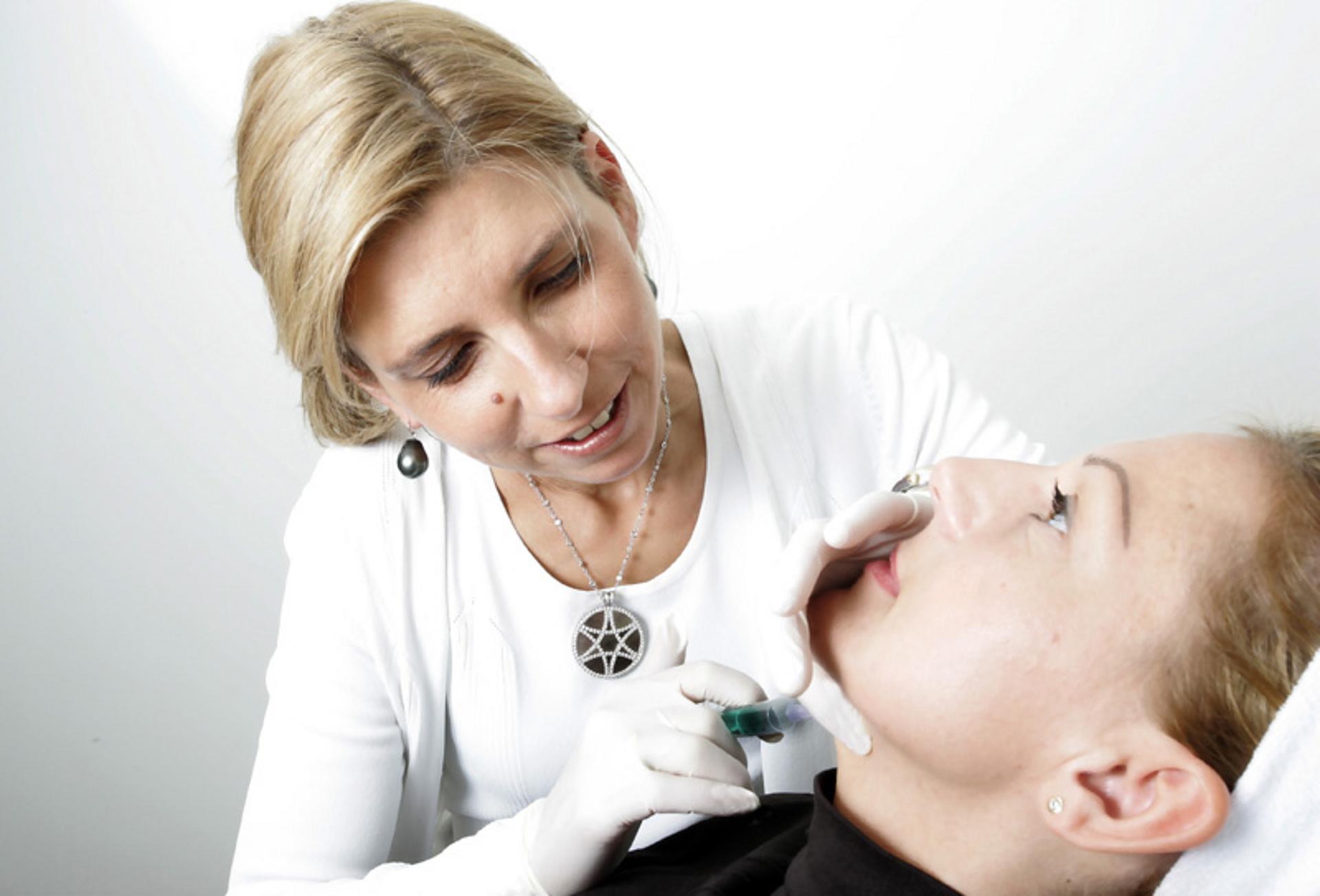 Fettreduktion im Gesicht, auf dem Bild Ärztin und Patientin in Nahaufnahme