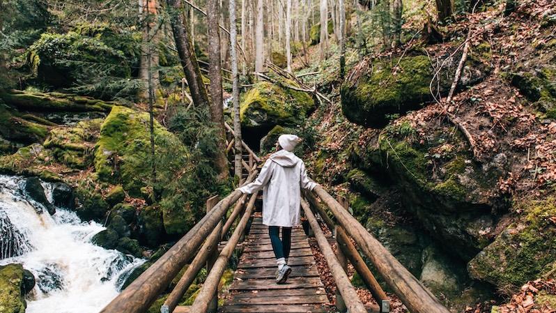 Wandersteig mit Geländer entlang Wasserfälle in der wildromantischen Ysperklamm
