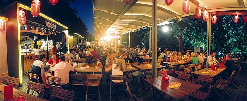 Ein Lokal mit Gästen, die essen und trinken