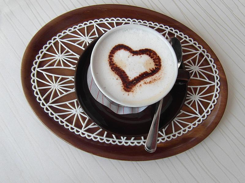 Café mit Milchschaum und Herz darin in der Tasse
