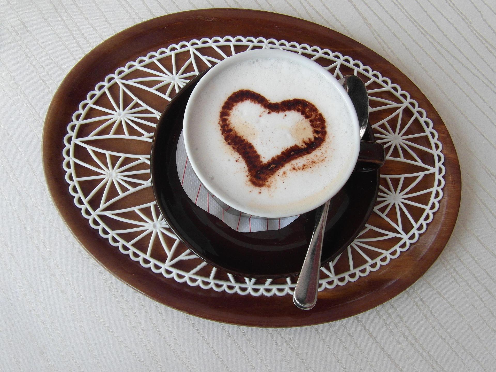 Café mit Milchschaum und Herz darin in der Tasse