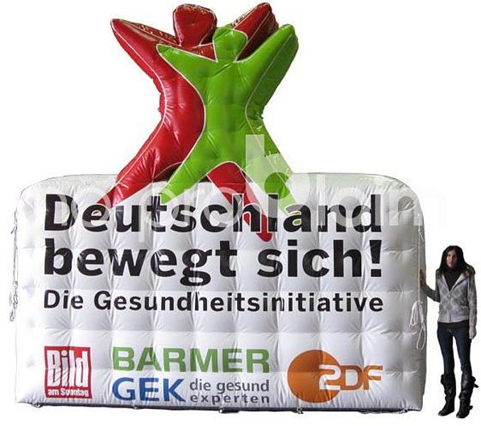 aufblasbare Informationswand mit Maskotchen erhöht in der Mitte