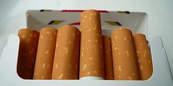 Offene und volle Zigarettenschachtel