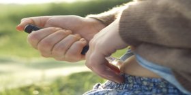 Mensch während einer Insulininjektion in den Bauch