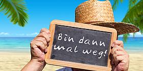 Mann hält Schild hoch auf dem steht: Ich bin dann mal weg