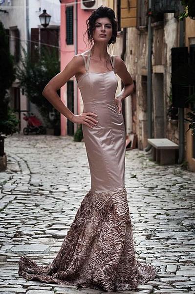 Ballkleid eng in gebrochenem rosa mit Träger, Stil Meerjungfrau