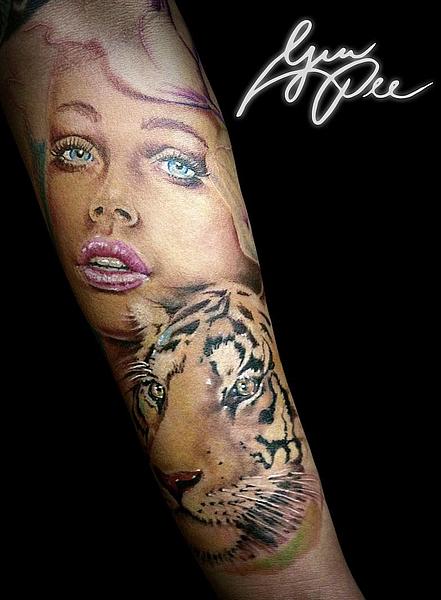 Tattoo farbig mit Frauengesicht und Tiger