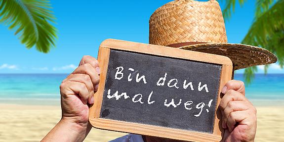 Mann hält Schild hoch auf dem steht: Ich bin dann mal weg