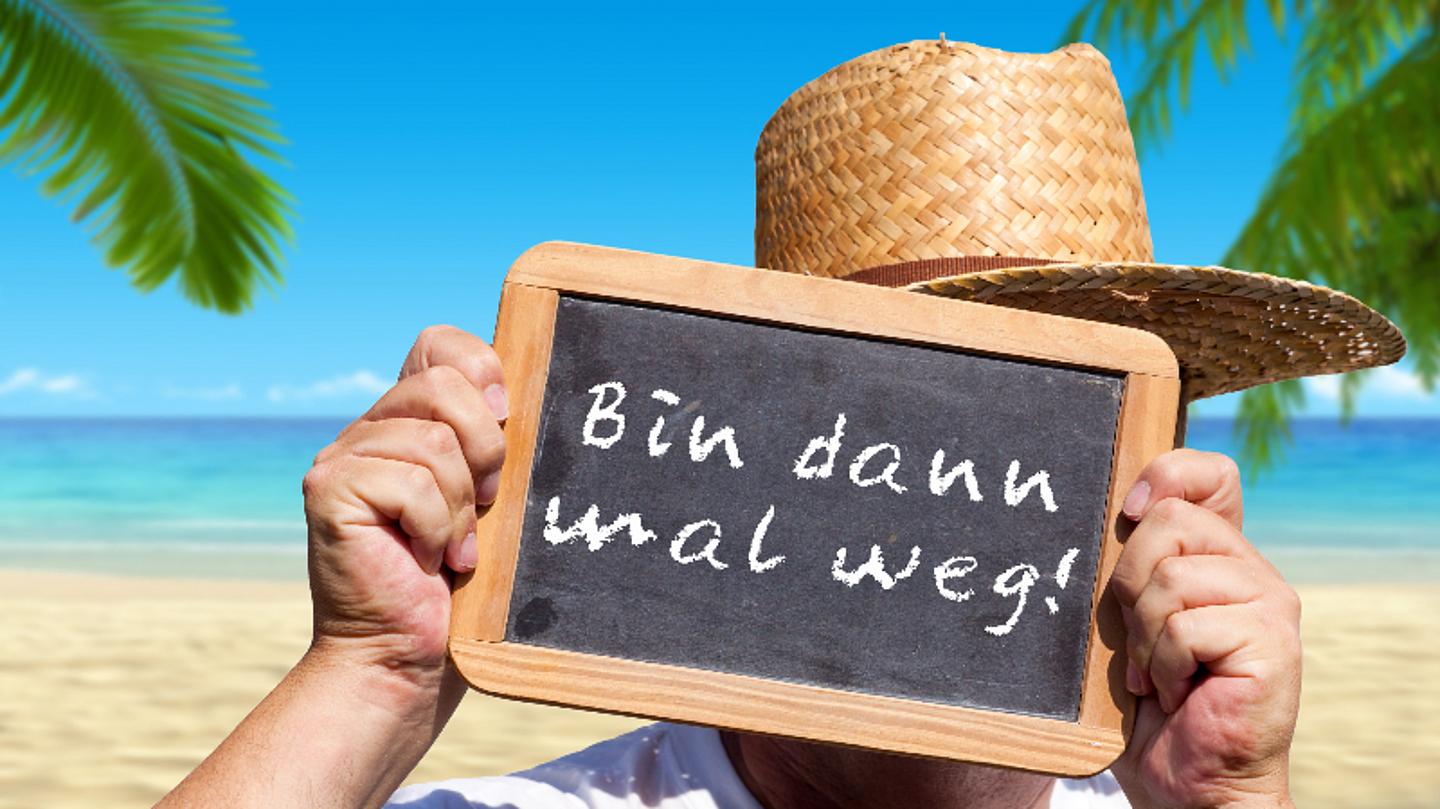 Mann hält Schild hoch auf dem steht: Ich bin dann mal weg