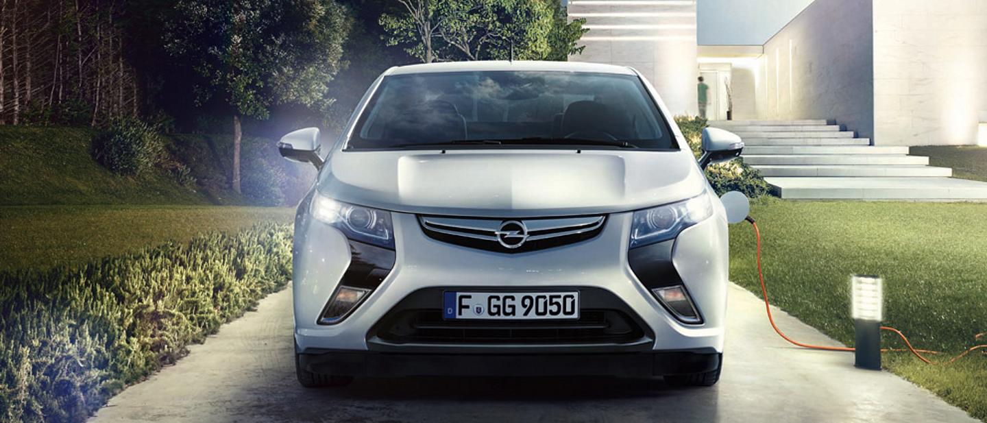 Opel Ampera frontal zur Kamera wird geladen