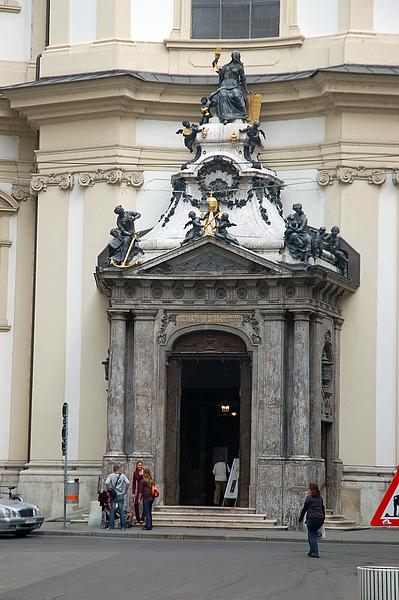 Portal der Peterskirche mit Statuen.