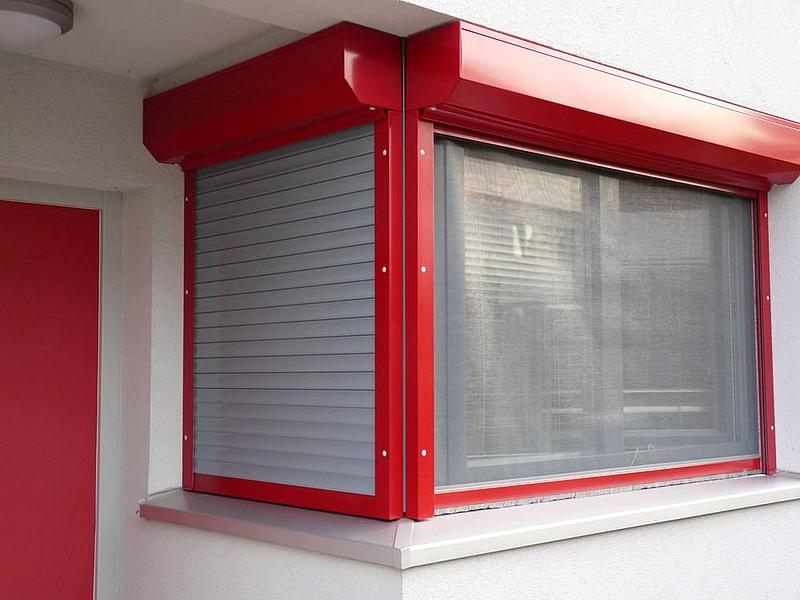 Rollladen vor einem Erdgeschoßfenster
